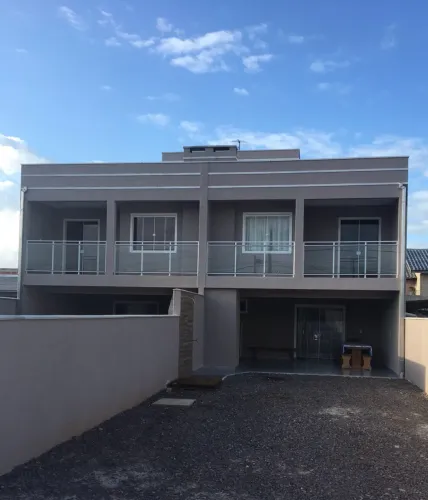 Sobrado espaçoso próximo da praia