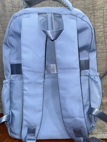 mochila azul com múltiplas divisórias
