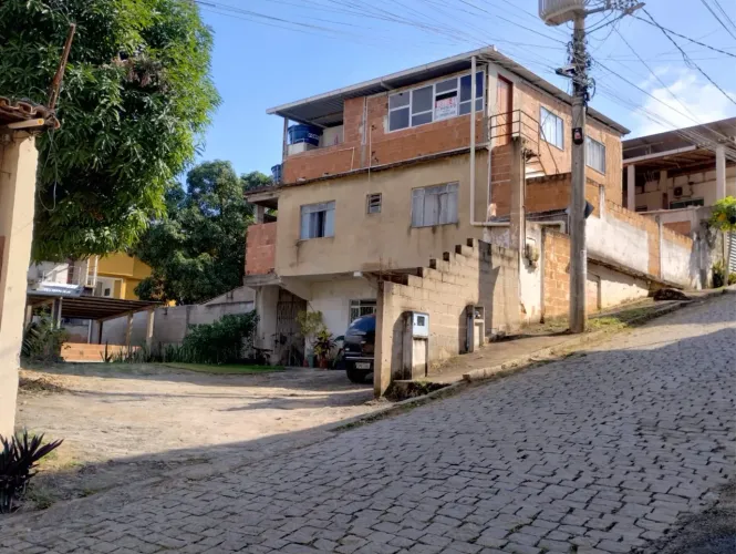 Vendo imóvel com 3 residências e um terreno 
