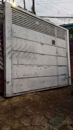 Portão basculante com social