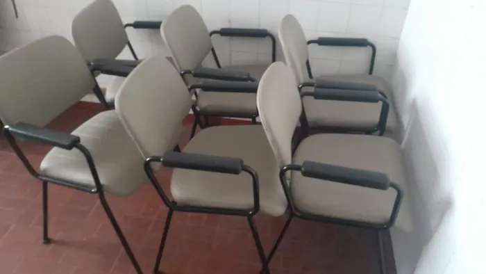 CADEIRA COM BRAÇOS HOLT