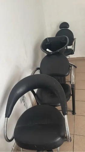 Cadeiras, espelhos e lavatório de salão de cabeleireiro 