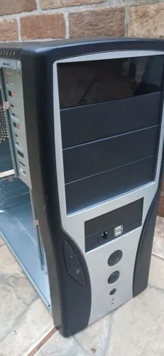Gabinete de computador simples vazio.