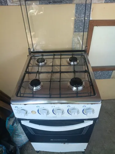 Vendo um fogão 4 bocas simples, mas funcionando! $ 200,00 entrego.