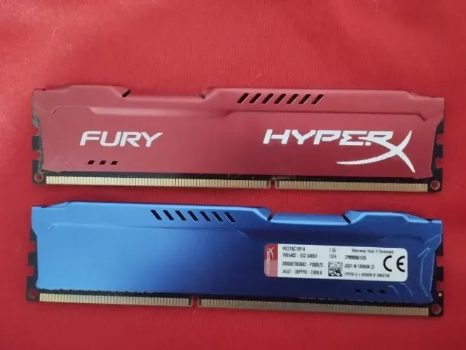 Duas Memória RAM HyperX Fury 4GB DDR3 1866MHz Modelo: HX318C10F/4