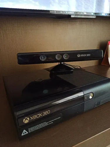 Vendo Xbox 360 com controles e Kinect