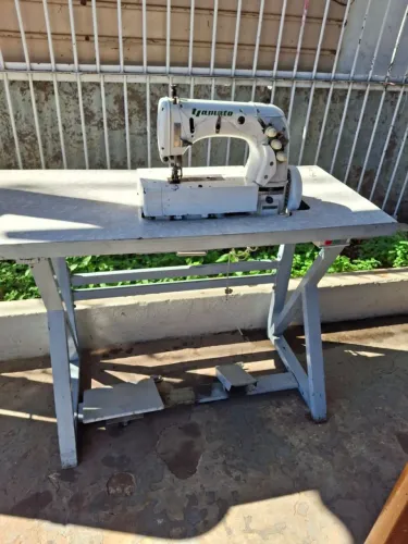 Vendo máquina de costura ipamato quem sabe sabe que a marca é muito boa