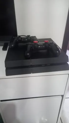 PS4 Fat 500GB usado vem com 2 controles (_um com defeito no analógico_)