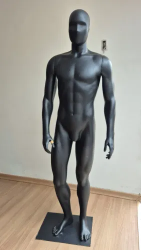 Manequim masculino para loja de roupas