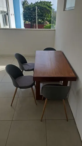 MESA 1,38 x 0,70 x 0,77H - MADEIRA MACIÇA + 04 CADEIRAS.