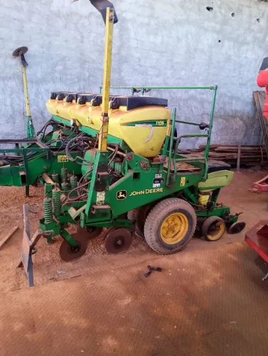 Plantadeira John Deere 1109, 7 linhas de 60, à vácuo