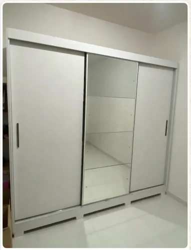 Vendo guarda-roupa com 03 portas de correr, sendo uma espelhada, com 06 em MDF , branco