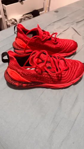Vende-se tênis de corrida under armour, tamanho 41