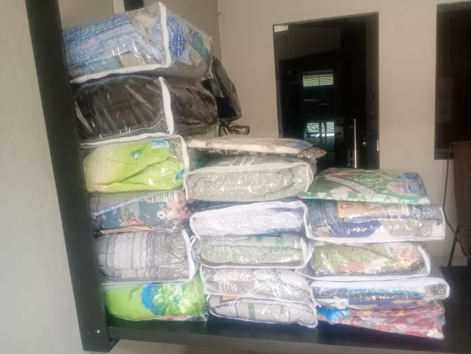 Vendo edredons e lençóis,cama box,casal e solteiro,ótima qualidade anti alérgico algodão!!