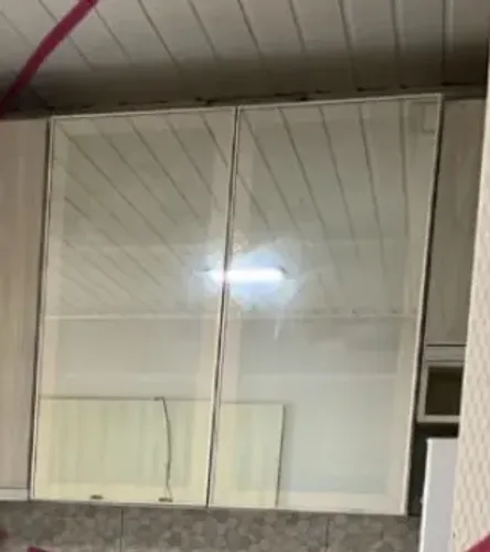 Armário suspenso com portas espelhadas