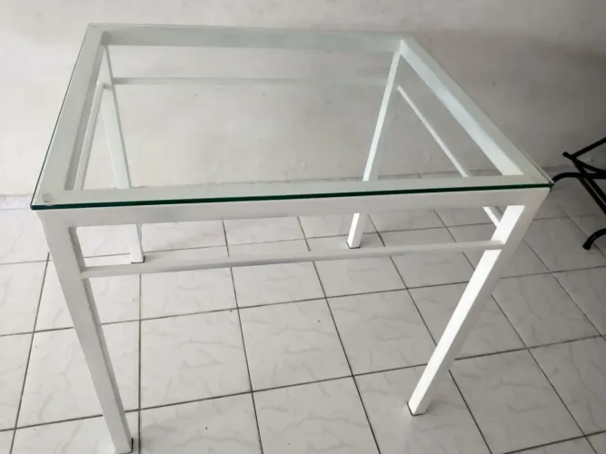 Mesa de tampo de vidro.