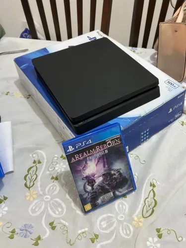PS4 em ótimo estado, 1 ano de compra, 2 controles e jogos.