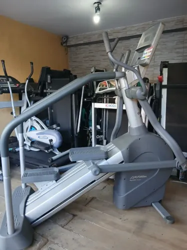 Eliptico step simulador de escada top da Life fitness profissional de academia