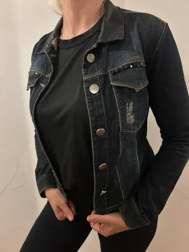 Jaqueta Jeans 36 Feminina com detalhes em pedras pretas e gola diferenciada - Sacada