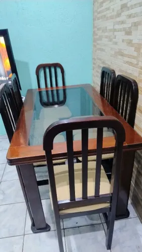 MESA COM SEIS CADEIRAS DE MADEIRA