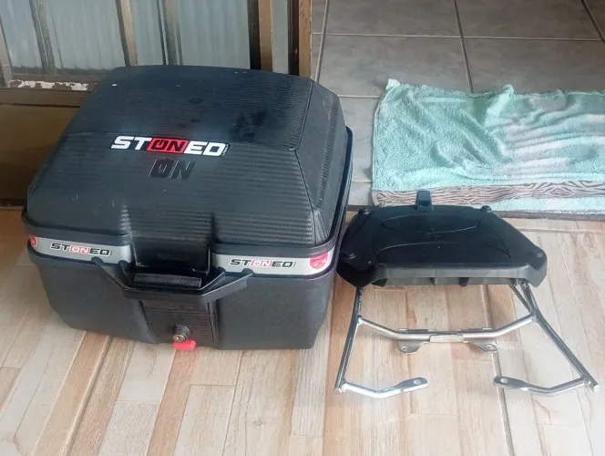 Baú para moto super conservado com base maciça e chave reserva 
