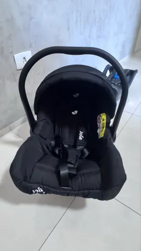 Carrinho de bebê com bebê conforto