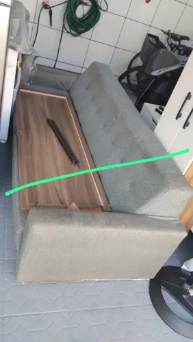 Sofá com pé de madeira