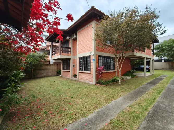 Casa a apenas 100 metros da praia em Canasvieiras - Excelente oportunidade para morar ou i