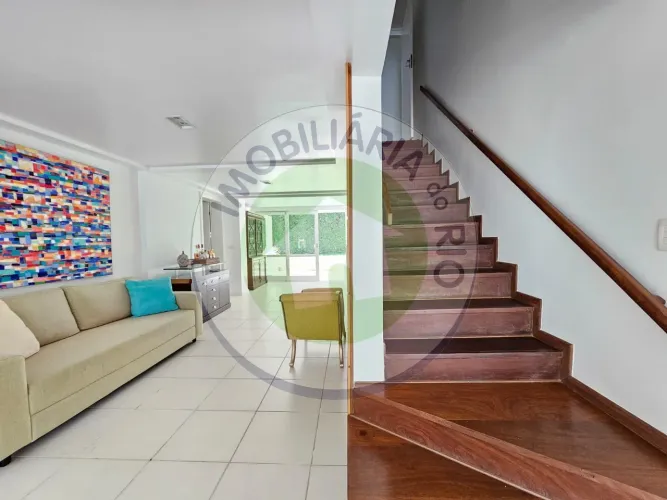 LINDA CASA NO CONDOMINIO ANGRA AZUL, TOTALMENTE REFORMADA E DECORADA.