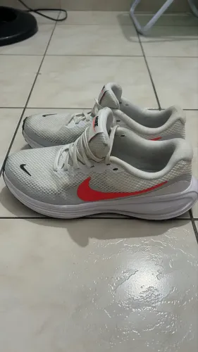 VENDE-SE NIKE REVOLUTION 8