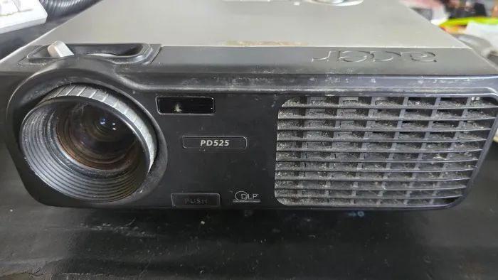 Projetor PD116P DLP ACER QUEBRADO