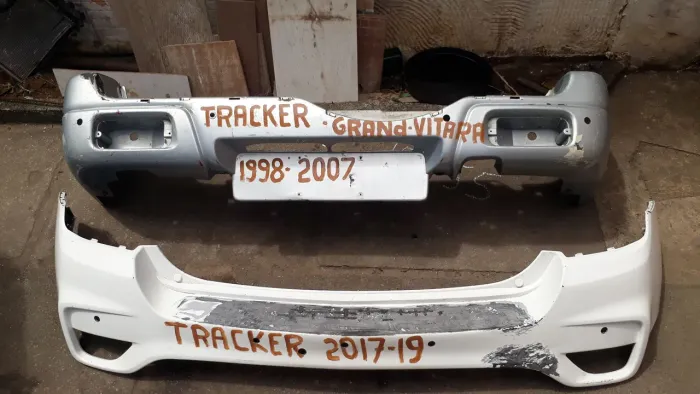 Parachoques traseiro tracker originais R$450 reais cada
