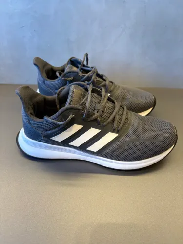 Tênis Adidas