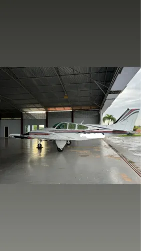 Avião baron B 55