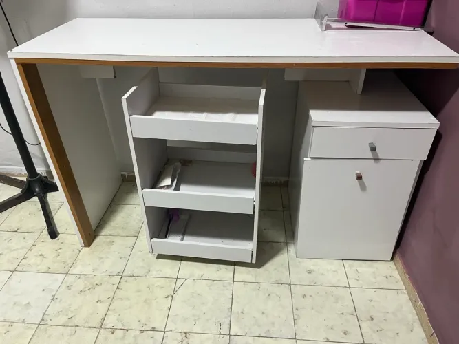 Mesa de manicure e carrinho auxiliar