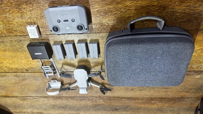 Drone Dji Mine 2, com 4 baterias com duração de 25 minutos cada, 