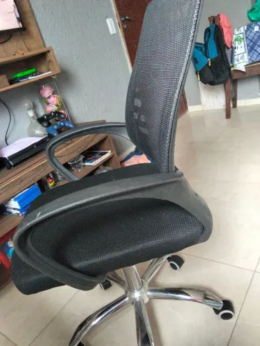 Vendo cadeira de escritório semi nova toda boa