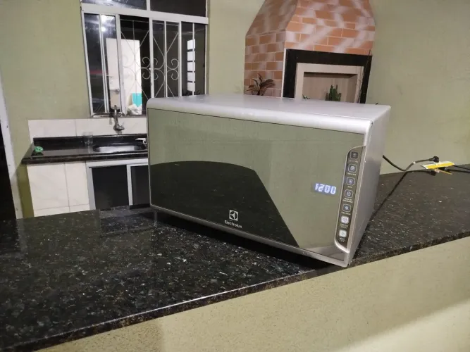 Microondas Electrolux Espelhado 31L 127v, funcionando perfeitamente, bem conservado.