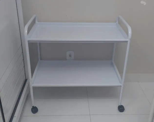 Vende-se leito com colchão e carrinho de apoio semi-novo, apenas 4 meses de uso.