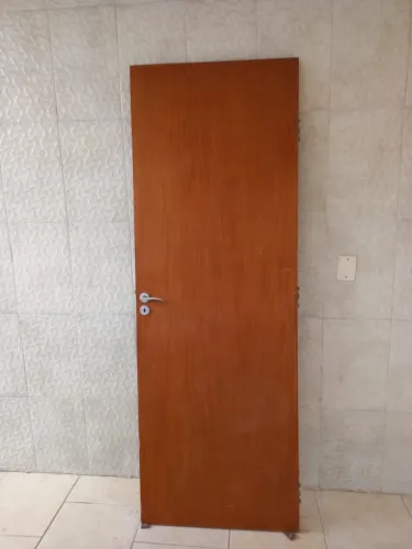Vende-se Porta completa envernizada
