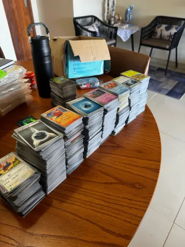 Mais de 3.500 cartas de Pokémon várias foil