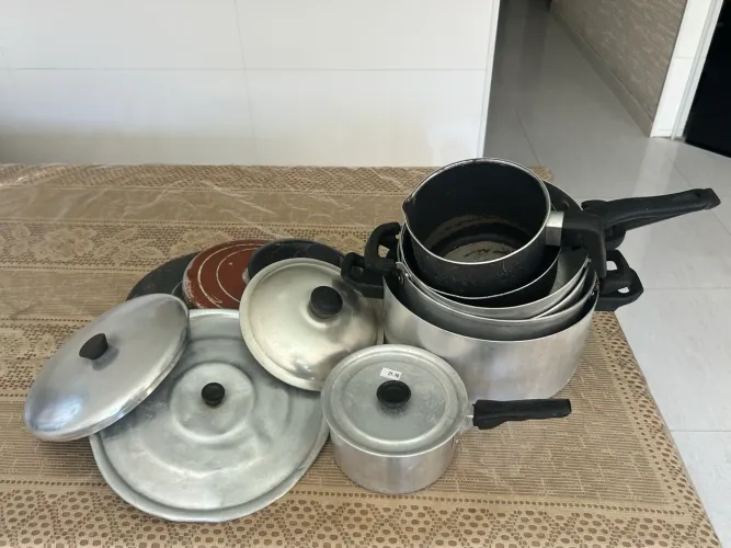 R$220 LOTE DE PANELAS USADAS C/ TAMPAS