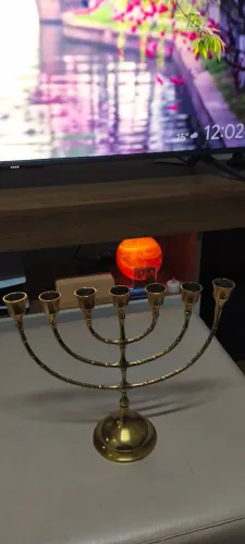 Menorá tradicional de 25 cm.