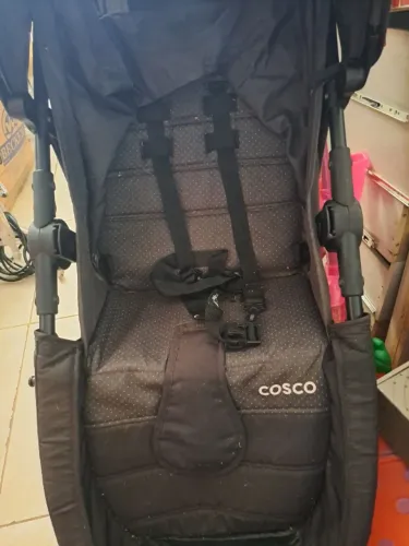 Carrinho de bebê com bebê conforto