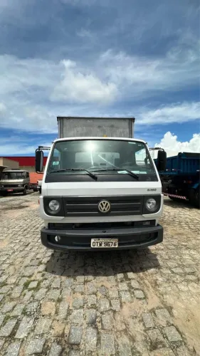 VW 8160 com baú sider