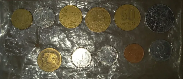 Dinheiros antigos e dólar 