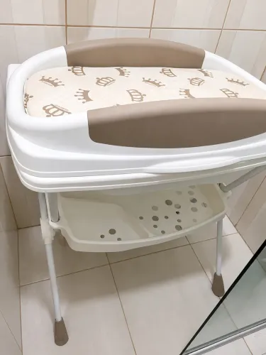 Banheira com suporte para troca e suporte para utensílios em baixo