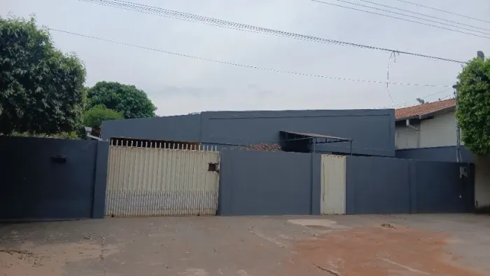 Casa com piscina bem localizada