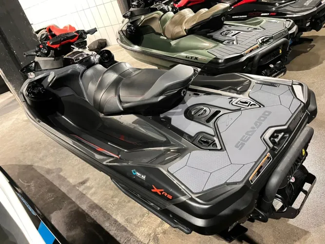 Vendo Jet ski 38 horas com reboque