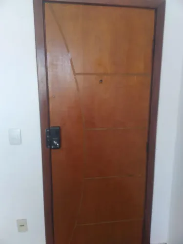 Marceneiro assenta portas prancheta e maçiça